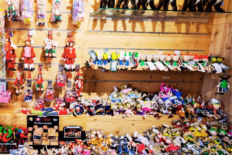 Souvenir-Shops-800x533