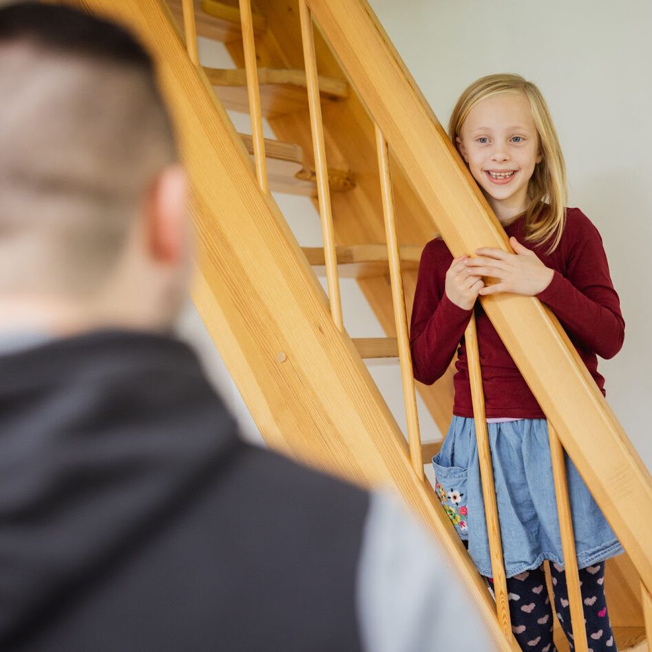 Kind auf Treppe im Komfort-Appartement