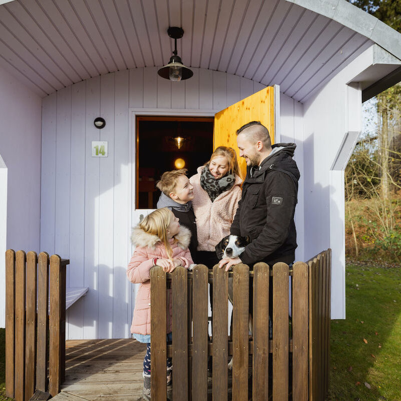 Familie vor Schäferwagen