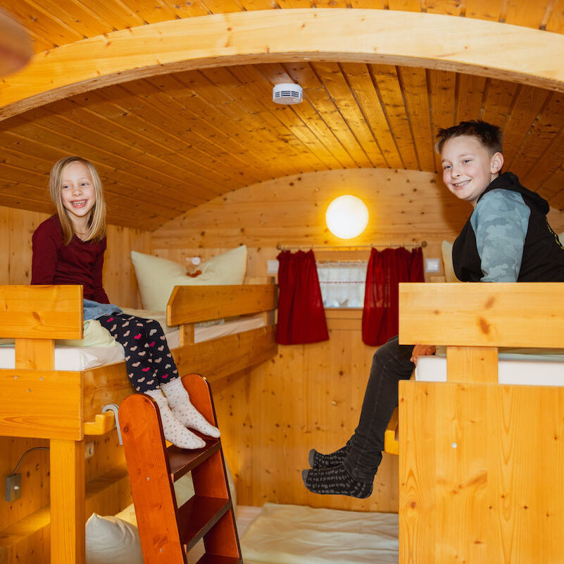 Kinder im Schäferwagen