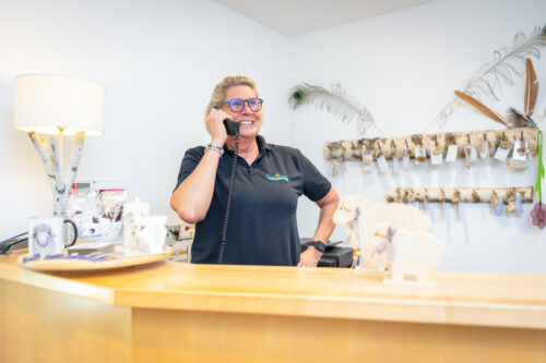 Rezeptionistin am Telefon